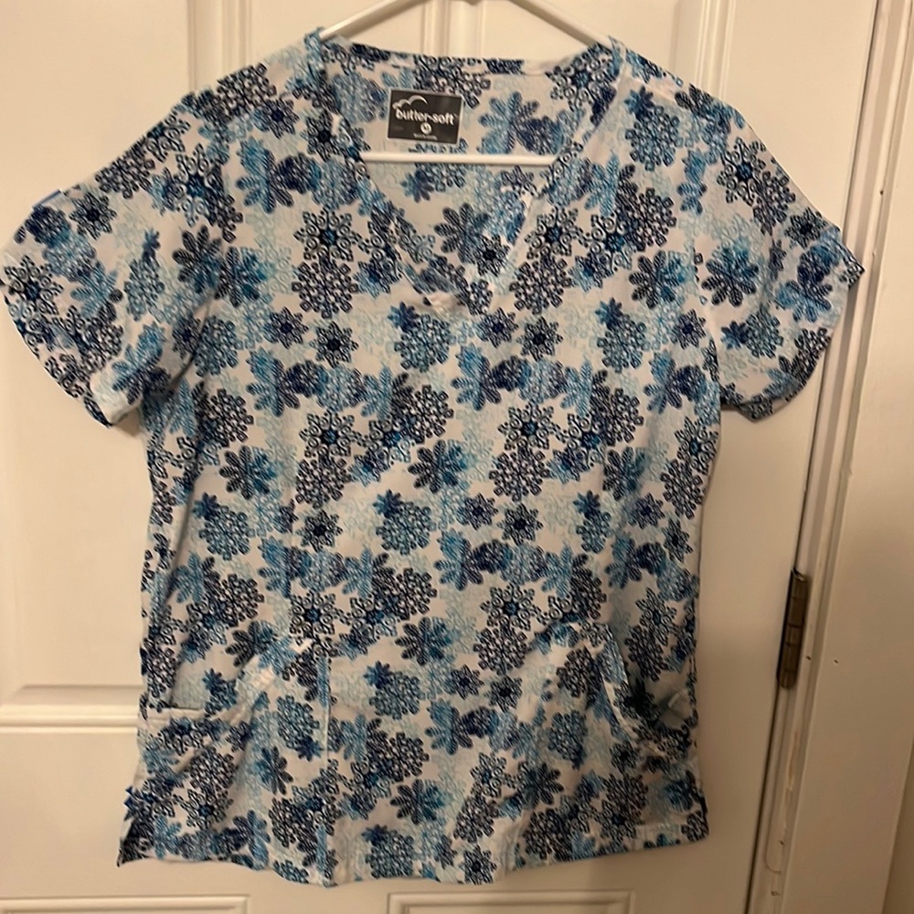 Women’s Butter-soft scrub top size medium